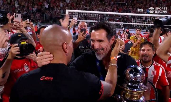 El DT "equilibrista". Cuando parece que lo ven vencido, Eduardo Domínguez se levanta construyendo a un nuevo campeón