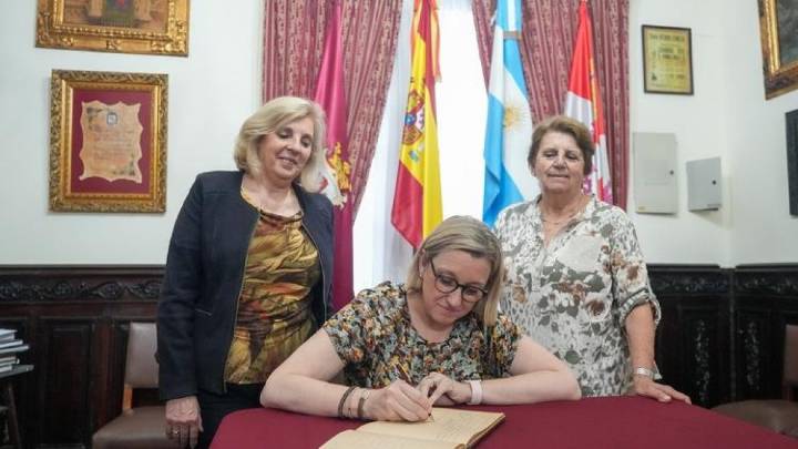 La vicepresidenta de la Junta refuerza en Argentina lazos con la farmacéutica Vivunt, con planta en Villadangos