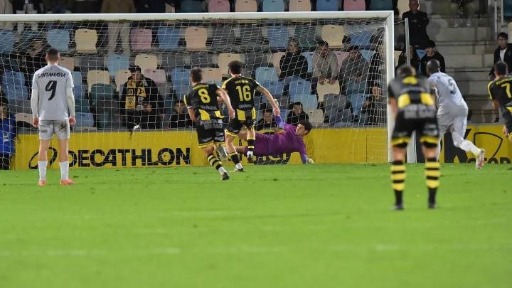 El Avilés asalta Lasesarre: los blanquiazules vuelven a tirar de épica para vencer al Barakaldo tras jugar cuarenta minutos con uno menos