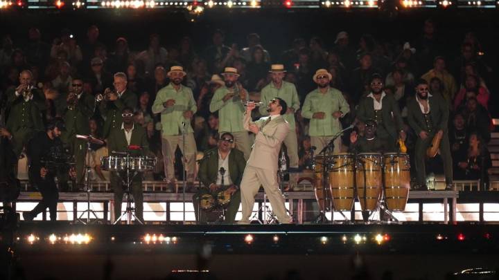 Bad Bunny sufre caída en su primer concierto del “Debí tirar más fotos World Tour” en México (Video)