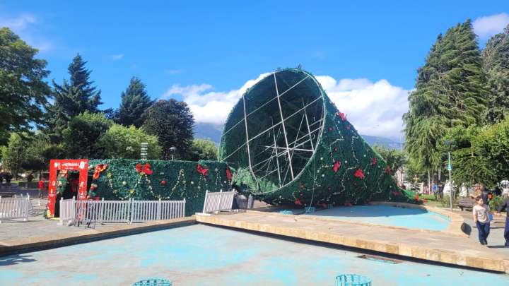Árbol navideño se desploma en Plaza de Armas: No hay lesionados