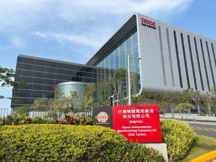 As political winds shift, top chipmaker TSMC looks beyond Taiwan