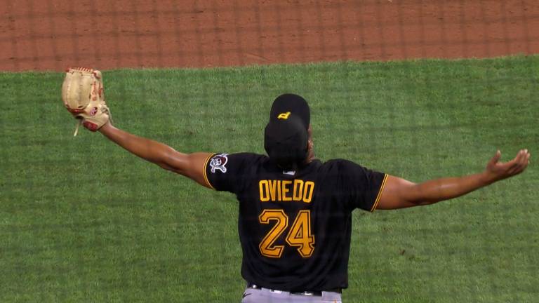 Boston adquiere al LD Johan Oviedo desde Piratas en cambio de 5 jugadores