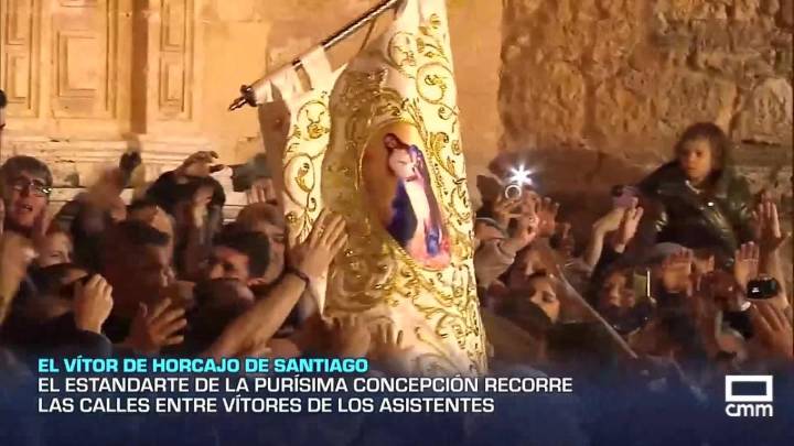 El estandarte de la Inmaculada recorre las calles de Horcajo de Santiago entre los vítores de los vecinos