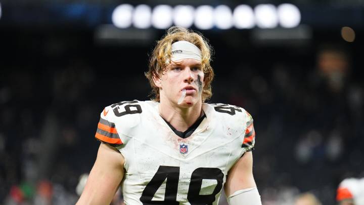 LB Carson Schwesinger named defensive rookie of the month