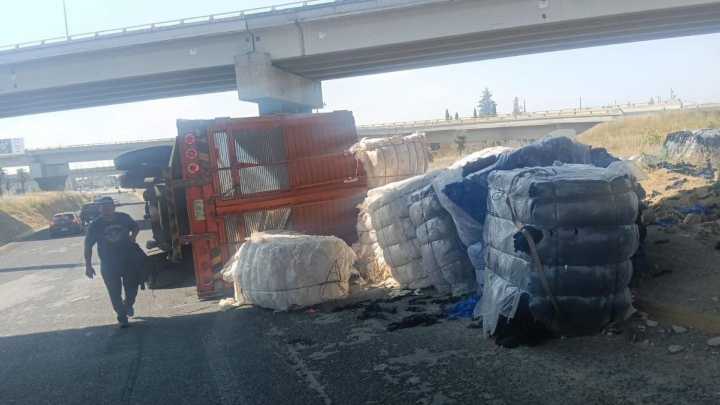 Tractocamión con Mercancía Cayó del Periférico hacia la Carretera Federal Puebla