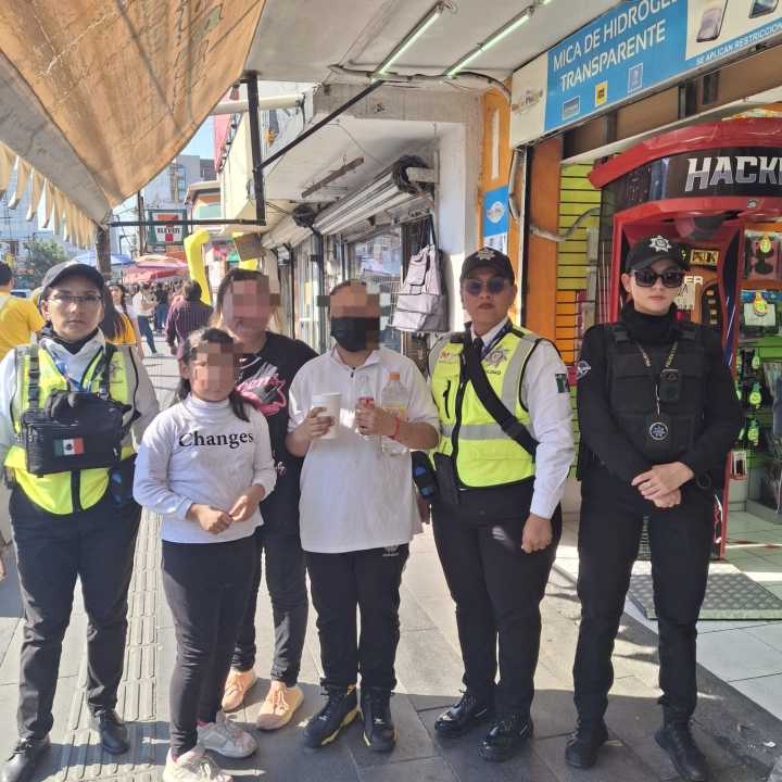 Policía de Monterrey rescata a hermanitas perdidas en el centro