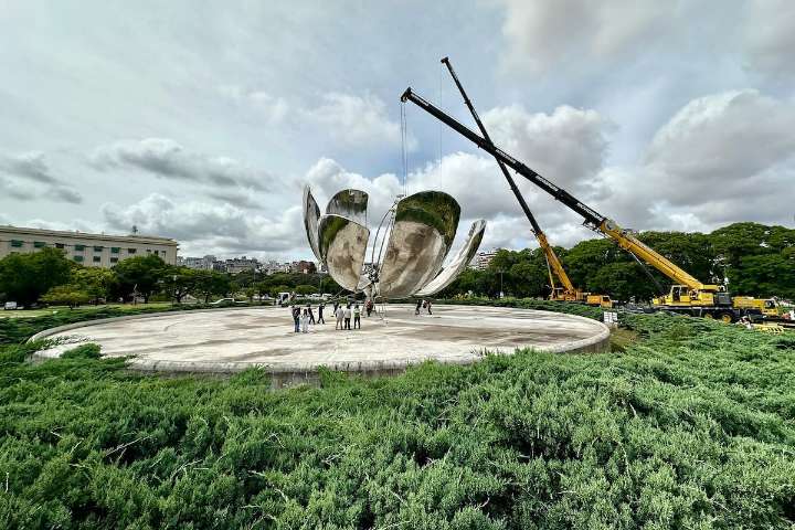 Después de dos años. Con la instalación del último pétalo que fue destrozado por un temporal, la Floralis ya está completa