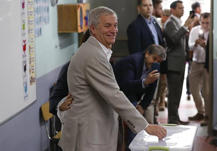 Chile da un giro histórico y convierte a Kast en el primer presidente ultraderechista en democracia