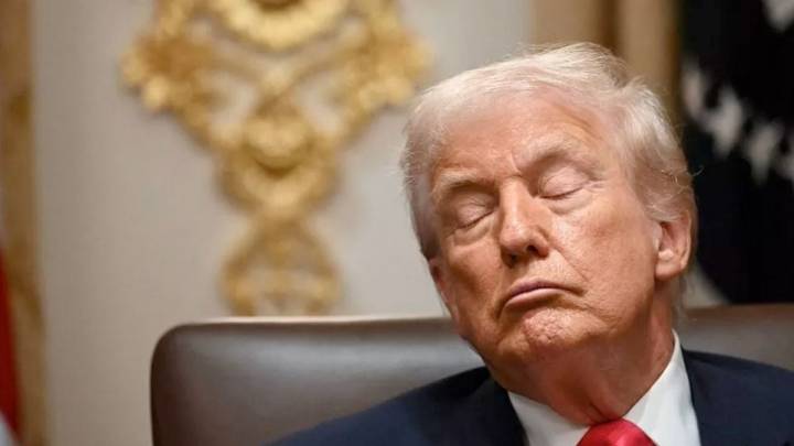 'Trump el dormilón': se burlan del presidente por dormirse en pleno evento; ¿karma por Biden?