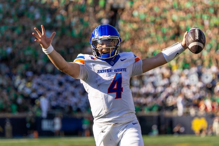 Deadspin | Boise State, Washington kick off bowl season in LA Bowl