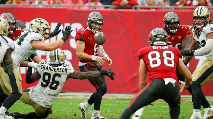Faulty 4th-down play dooms Bucs in loss to last