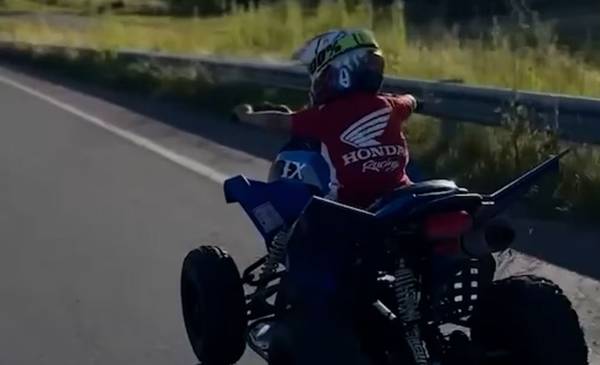 Polémica al volante: filmó a su hijo de 5 años manejando un cuatriciclo sin casco y le sac