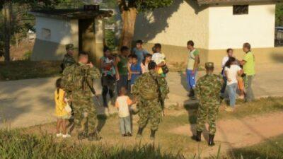 El reclutamiento de niños soldado crece en Colombia en medio de polémica por bombardeos