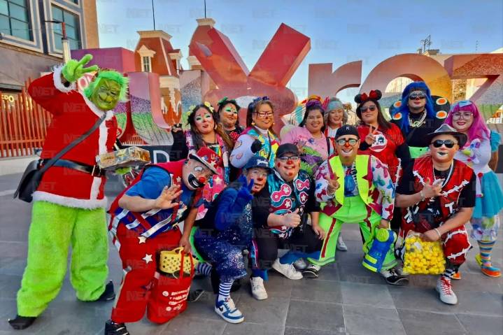 Payasos celebran su día con caminata en el Centro