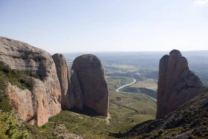 No llega a 15 habitantes y tiene una de las mejores vistas a los Mallos de Riglos