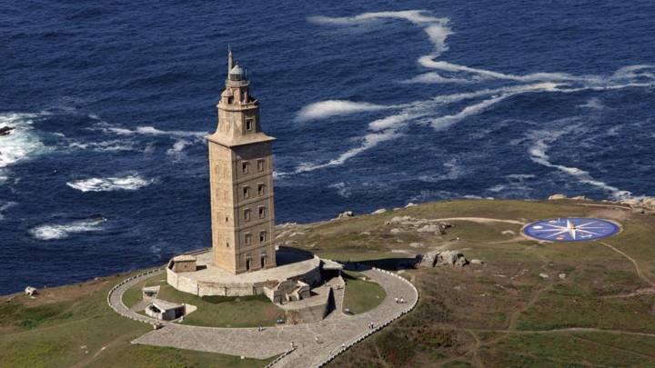 Tres personas heridas al ser arrastradas por un golpe de mar en la Torre de Hércules