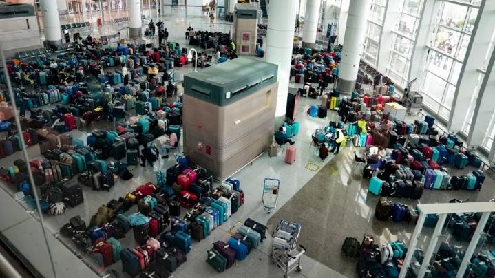 Centre to cut IndiGo's winter schedule after massive meltdown: Aviation Minister