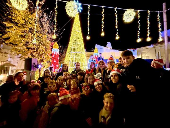 Diputación enciende la Navidad en Polícar dentro del programa de apoyo a pequeños municipios