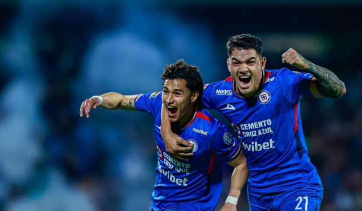 Chicharito falla penal y Cruz Azul humilla a Chivas en los cuartos de final del Apertura 2025