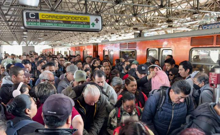 Reportan retrasos, trenes detenidos y saturación en distintas líneas del Metro este viernes 12 de diciembre