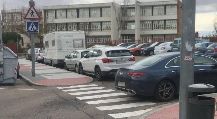 «En las esquinas no se puede aparcar, luego dicen que llegamos tarde»