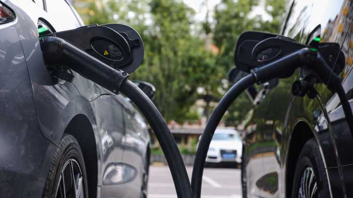 El Gobierno presenta el Plan Auto 2030 con 400 millones en ayudas directas para comprar vehículos eléctricos en 2026
