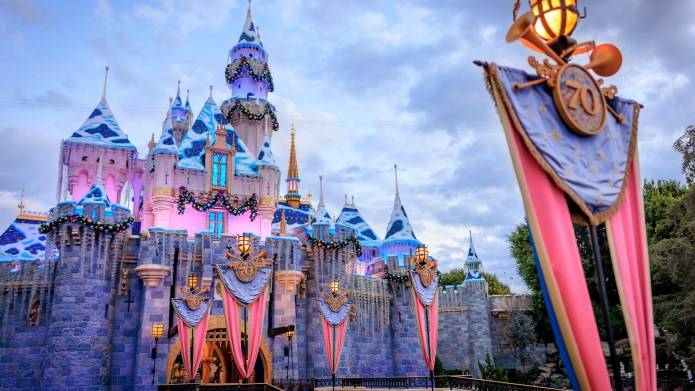 25+ Experience Gifts Kids Will Never Forget — From Play Museums & Holiday Light Mazes to Bracelet