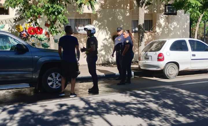 Incidente entre un periodista, un agente de Tránsito y un lavacoches: "Me invitó a pelear"