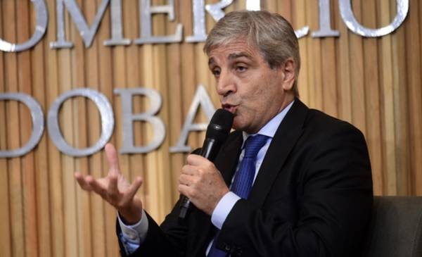 Caputo negocia un préstamo de hasta U$S 7.000 millones para cubrir los vencimientos de enero