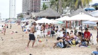 Bañistas aprovechan el día nublado para pasar un momento en las playas de Mazatlán
