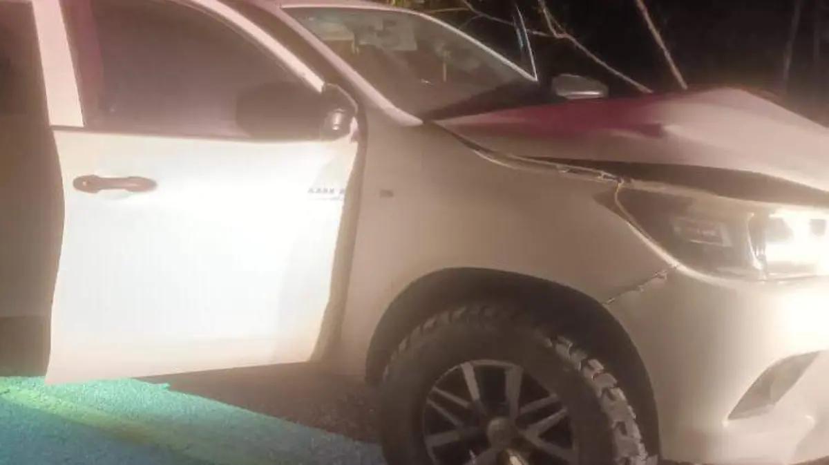 Asesinan a balazos a 2 hombres y los abandonan en camioneta, en el crucero a Chametla, El Rosario