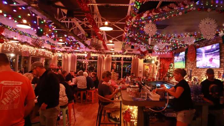 Sarasota restaurant serves guests a Christmas 'miracle.' See photos