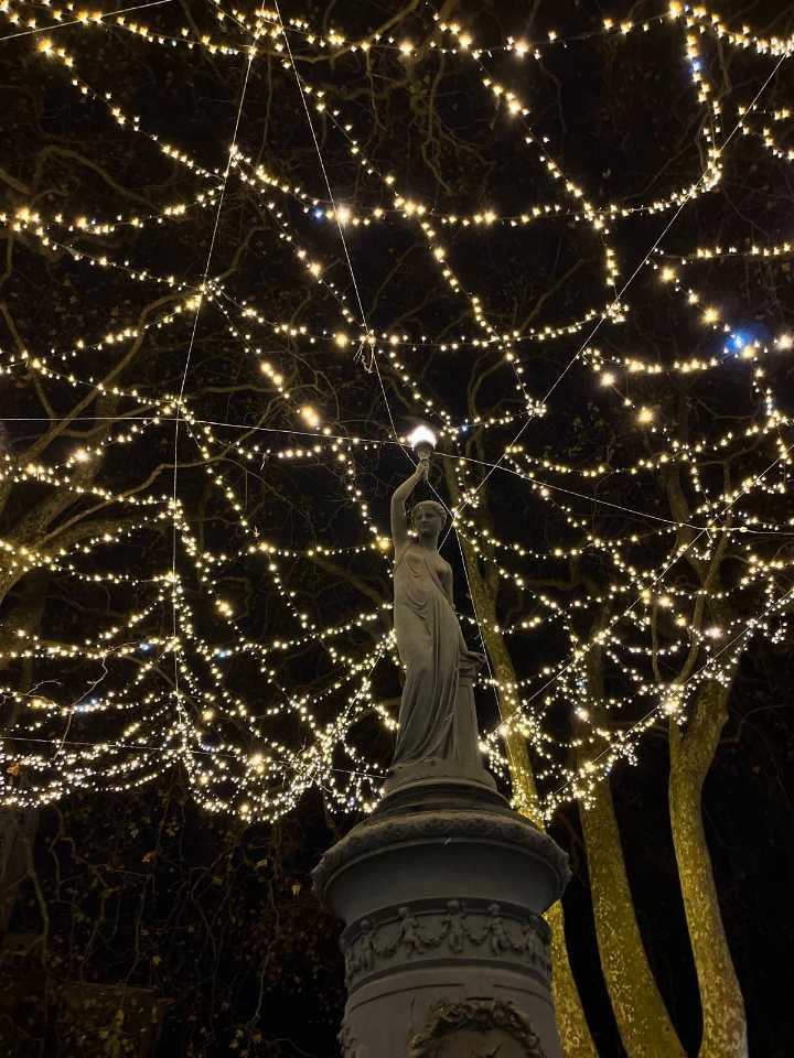 Trasladado a planta el joven que se cayó desde la fuente de Azcárraga