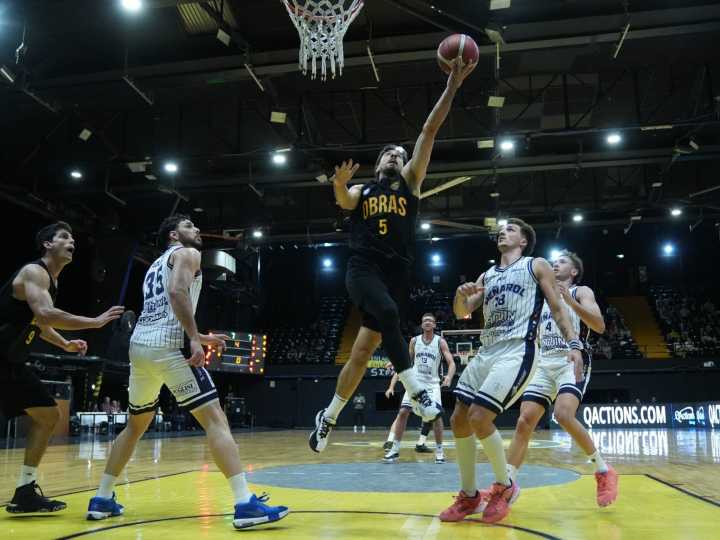 Con una remontada increíble, Obras le ganó a Peñarol y se prendió en la Liga Nacional