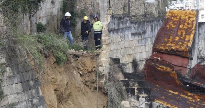 Un tramo de 20 metros de la Costa des Muret se derrumba sobre la fábrica de Xoriguer en Maó