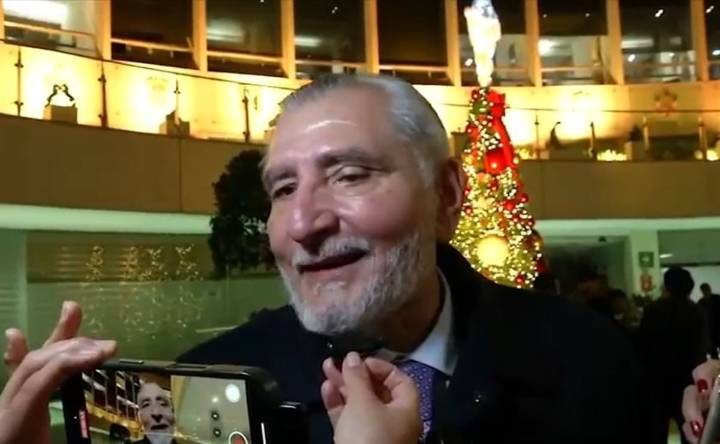 Adán Augusto reconoce que regaló miles de libros de AMLO a senadores; desconoce cuánto gastó