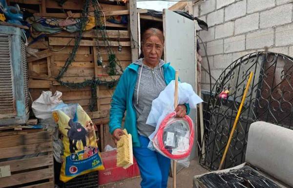 Avanza María Romero en construcción de su casa con apoyo Municipal