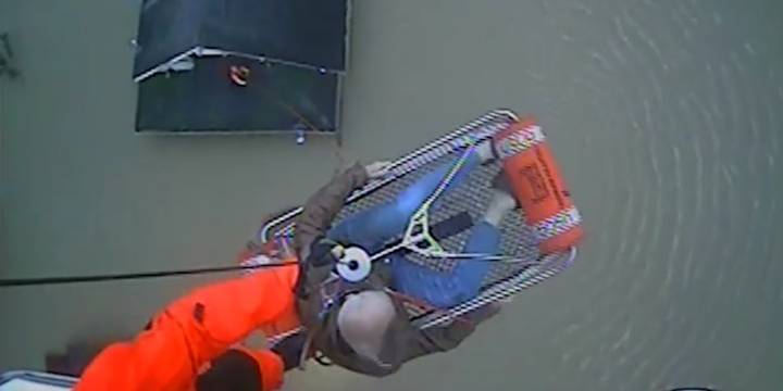 Dos personas fueron trasladadas desde un tejado a un helicóptero tras graves inundaciones en Estados Unidos