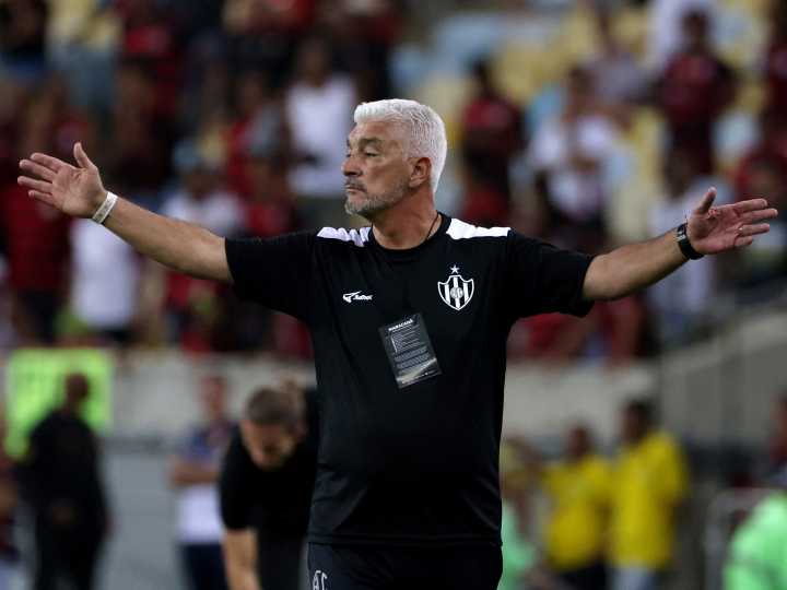 Omar De Felippe deja de ser el director técnico de Central Córdoba