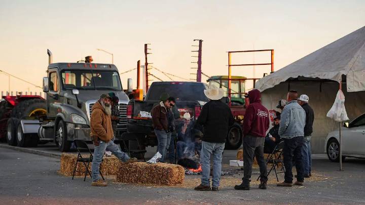 Mantienen agricultores plantón en garita de exportación de Mexicali