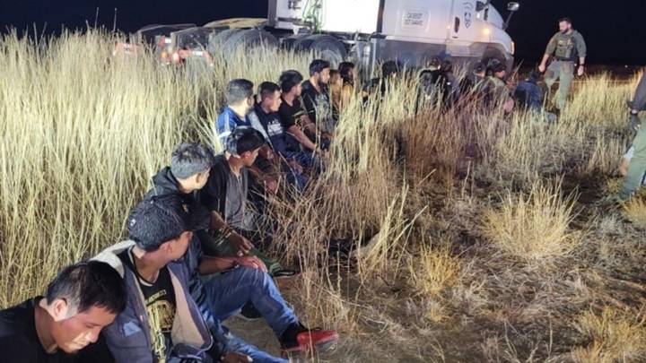 En video: decenas de inmigrantes escondidos en camión cerca a la frontera de Texas con México