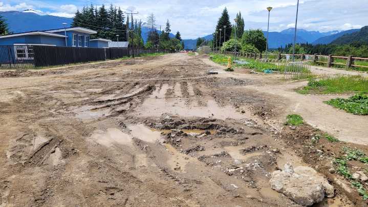 Por seguridad: Vecinos del "Camino Viejo" impiden tránsito vehicular en calle entregada en pésimas condiciones