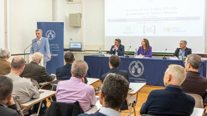 Ontinyent inaugura el curso académico con una lección magistral de José Rafael Penadés