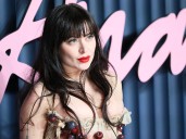 Dilara Findikoglu y los trapos sucios de la moda: jornadas sin fin y becarios que pagan las telas de su propio bolsillo