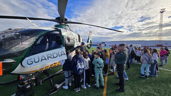 De cerca con los héroes: los escolares de Barbate exploran la Guardia Civil