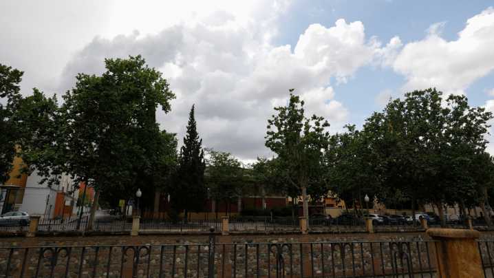 Cielos nubosos y opciones de lluvias en la segunda mitad de este martes en Granada