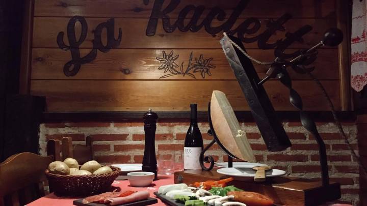 La cabaña suiza en plena sierra de Madrid que acaba de ganar un Solete Repsol: raclette y mucho más