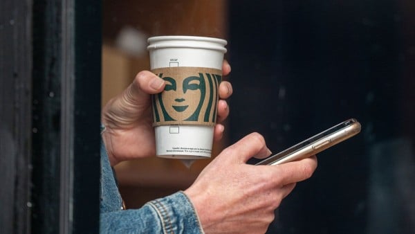 Acuerda Starbucks pagar 35 mdd a trabajadores de NY