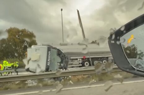 El vuelco de un camión cisterna en la A-7 deja hasta 3 kilómetros de retenciones
